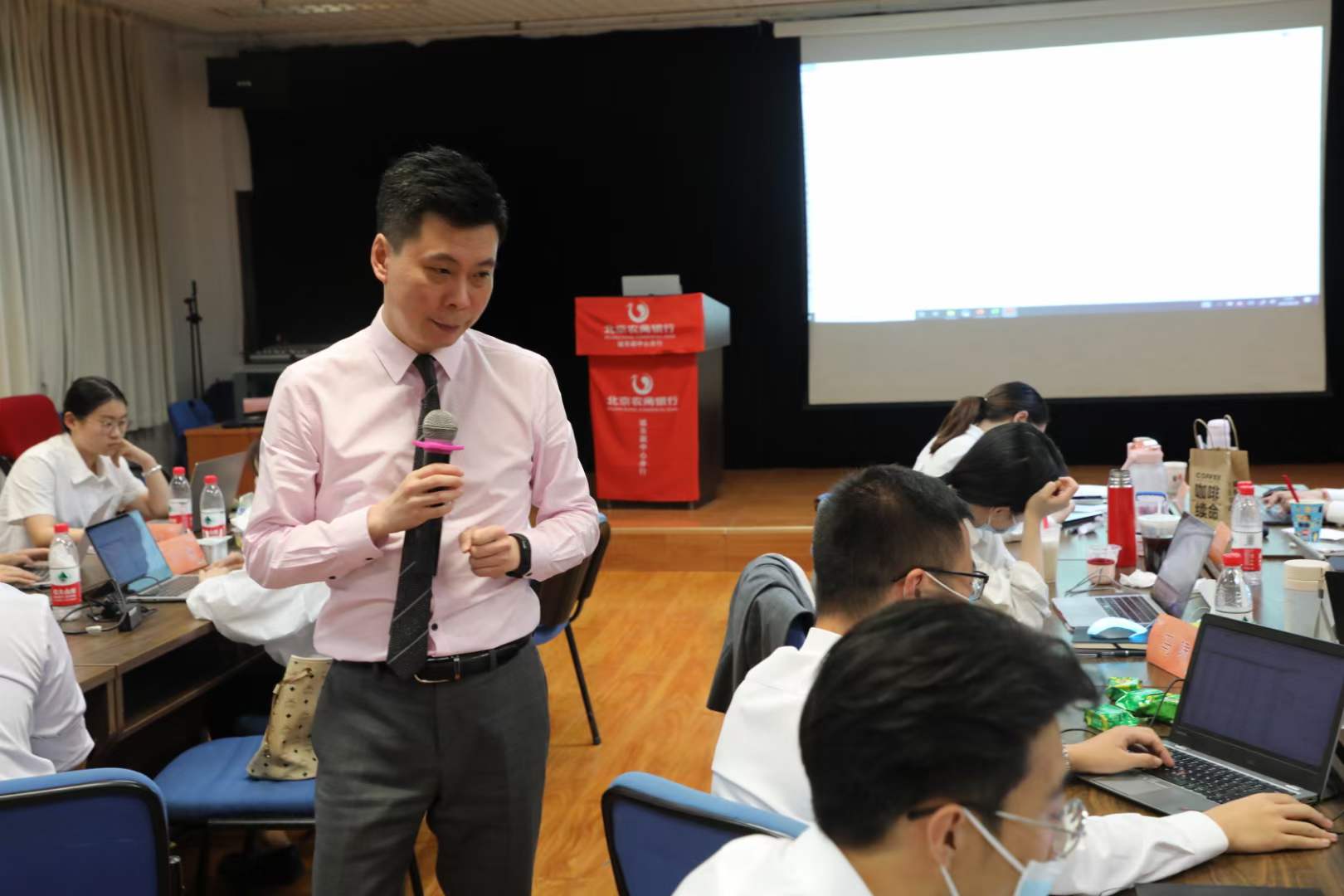 周刚为北京农商银行讲授《秒变EXCEL超人》课程