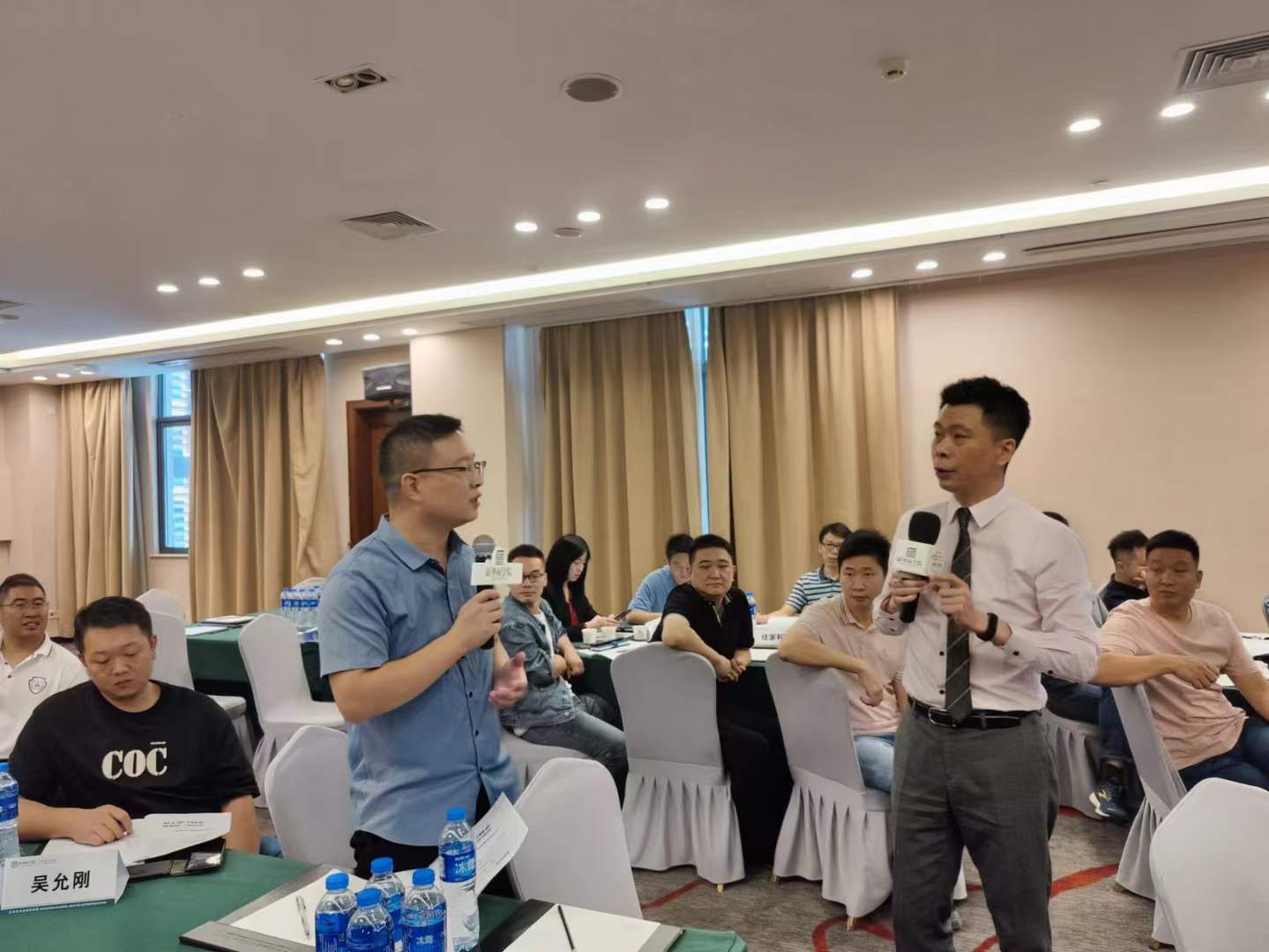 周刚为新华商学院讲授《汇报逻辑思维与呈现》