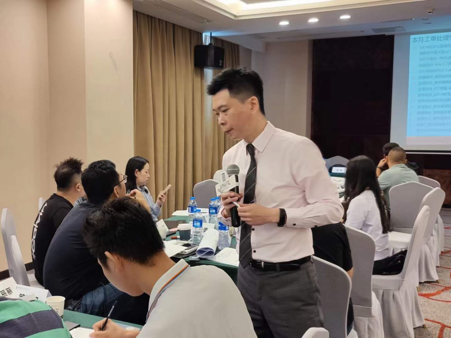 周刚为新华商学院讲授《汇报逻辑思维与呈现》