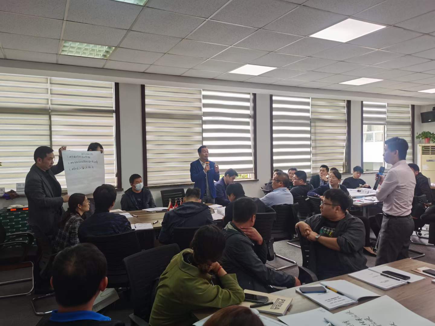 周刚为新华商学院讲授《汇报逻辑思维与呈现》