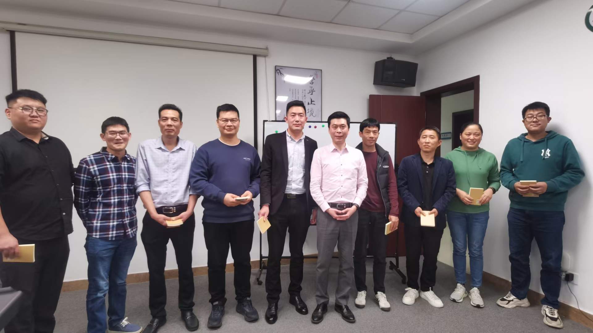 周刚为新华商学院讲授《汇报逻辑思维与呈现》