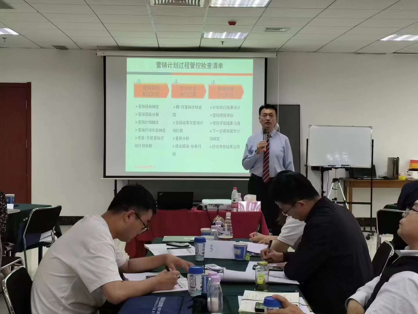 李成林给青岛市企业家学院授课