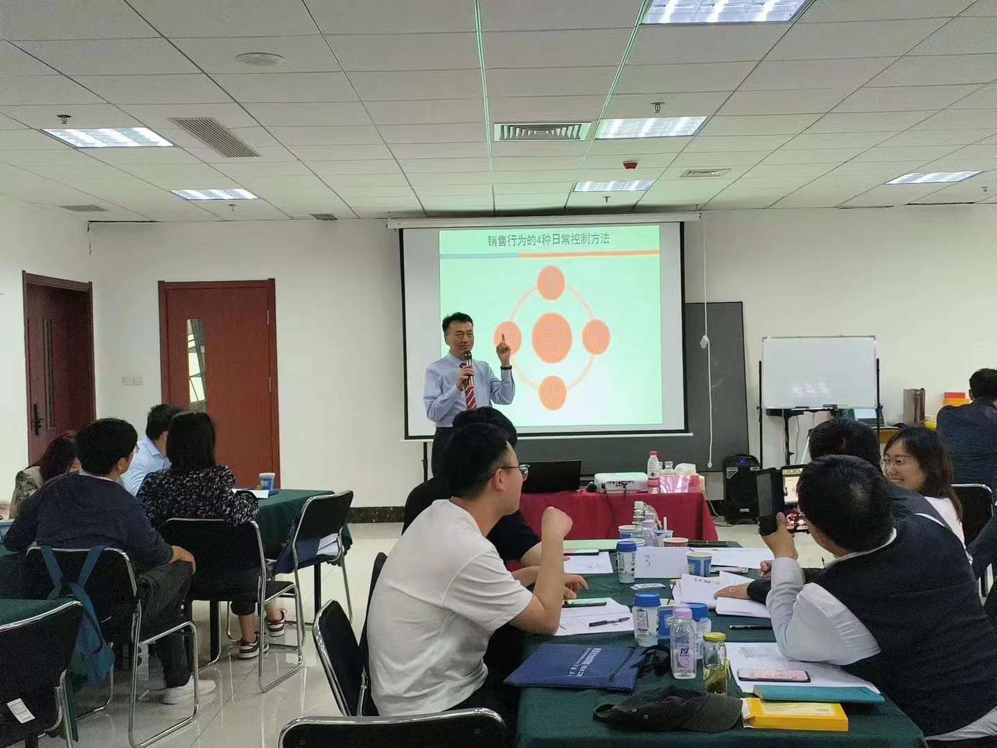 李成林给青岛市企业家学院授课