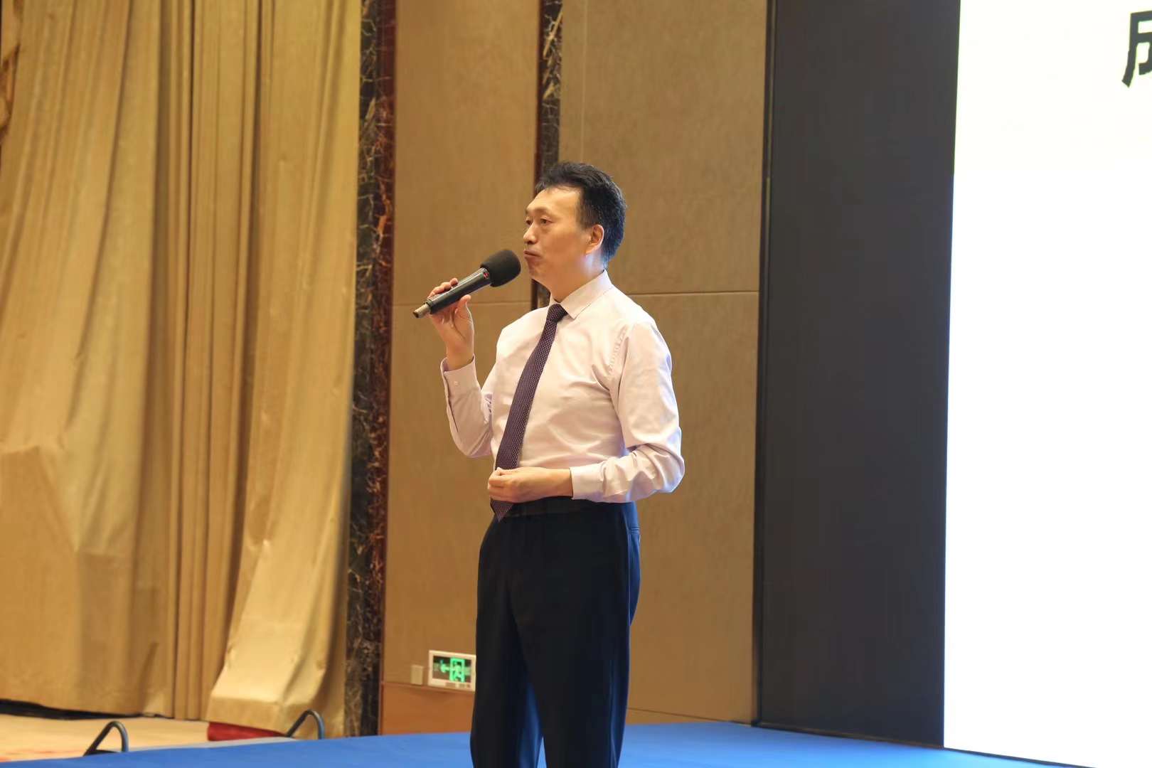 李成林给怡亚通讲《成为有竞争力的分销店铺》