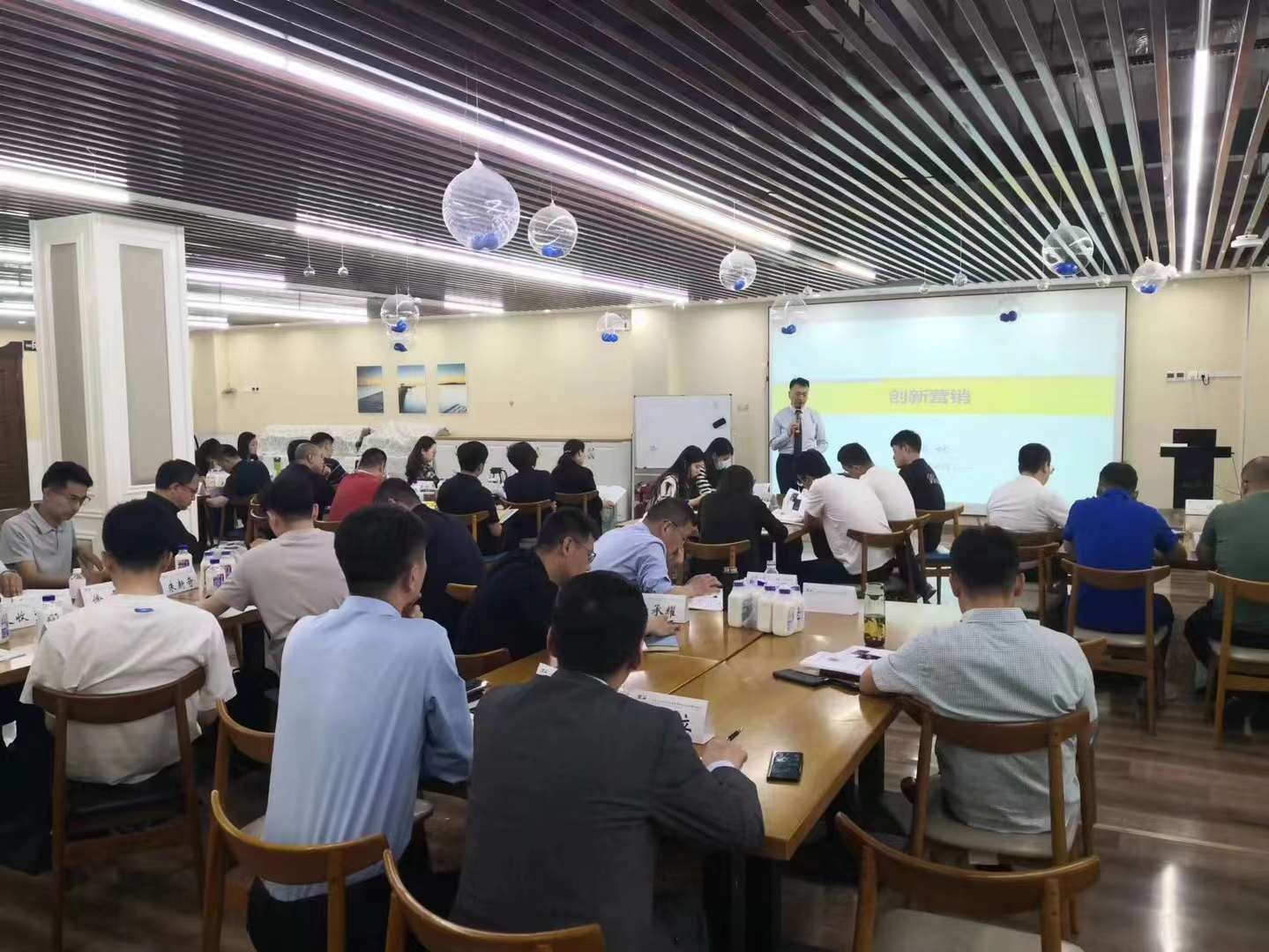 李成林给青岛营销突破班讲《创新营销》