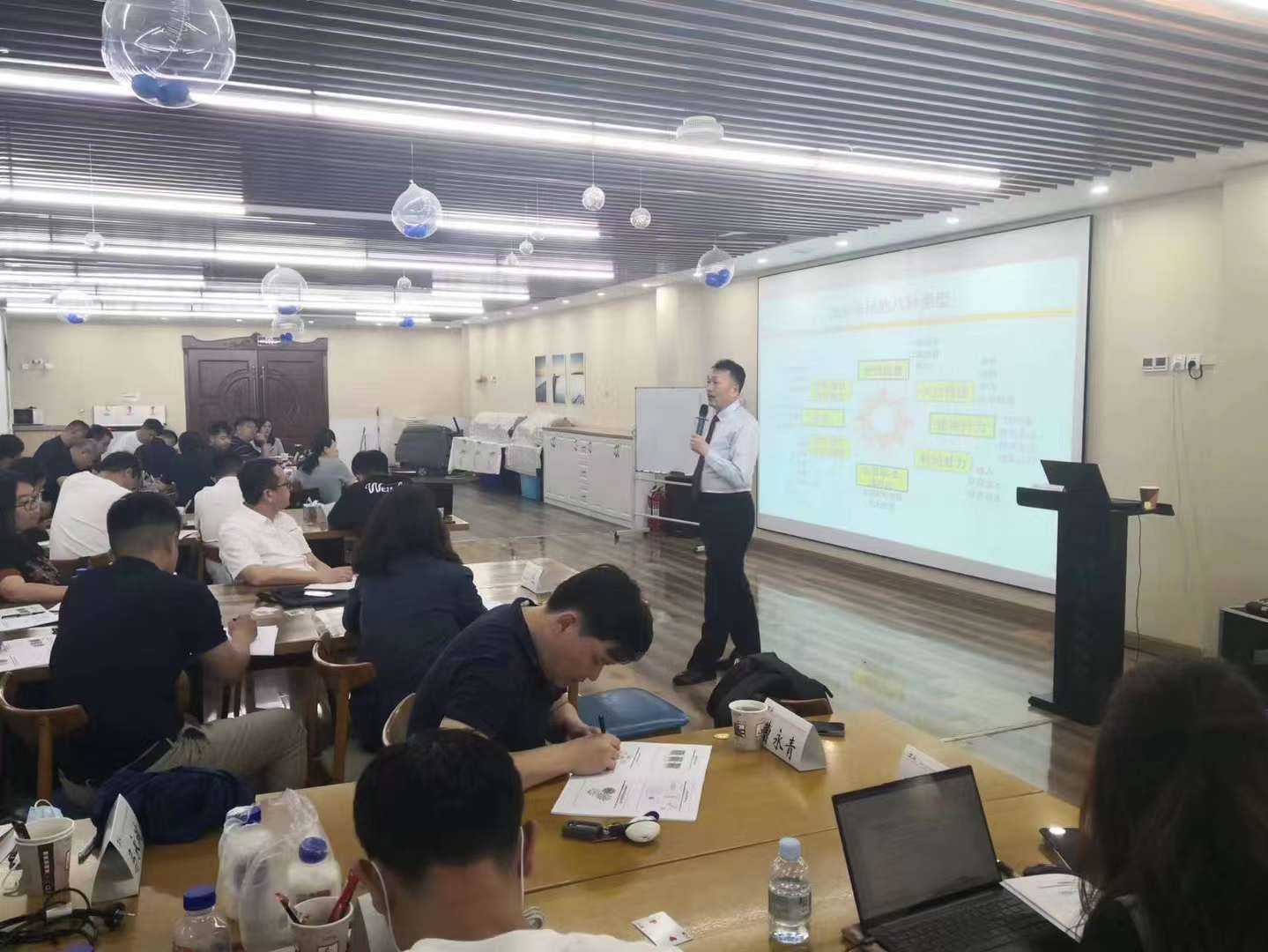 李成林给青岛营销突破班讲《创新营销》