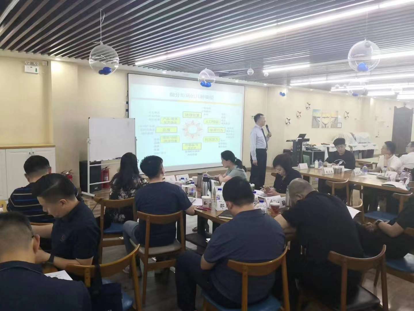 李成林给青岛营销突破班讲《创新营销》