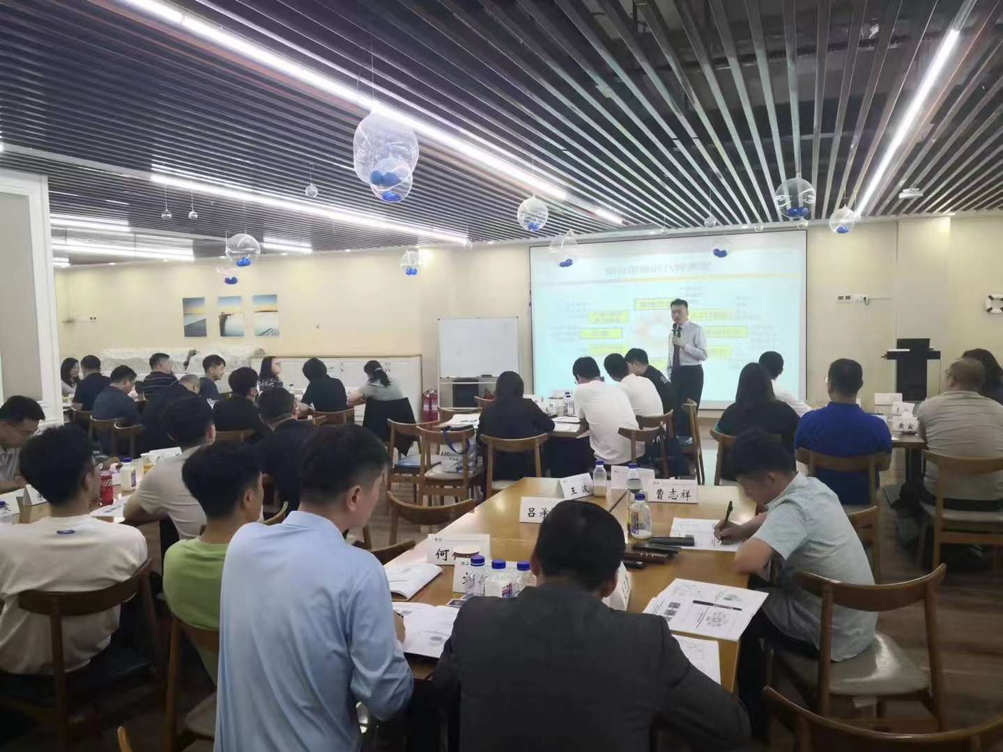 李成林给青岛营销突破班讲《创新营销》