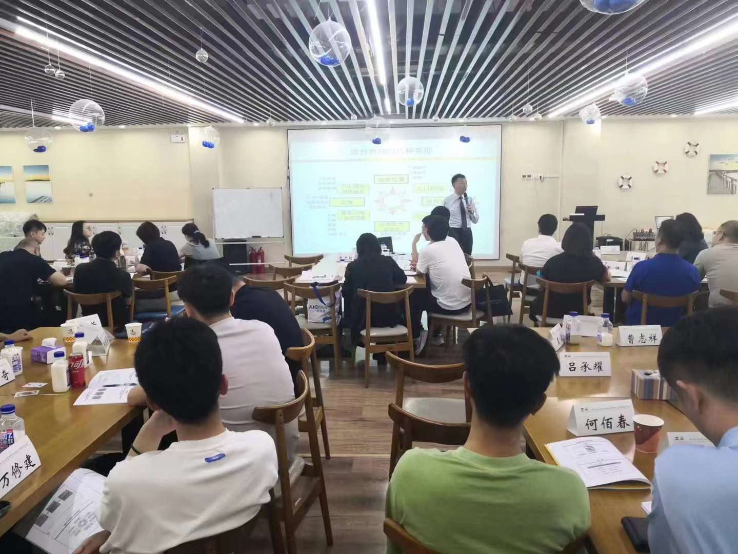 李成林给青岛营销突破班讲《创新营销》