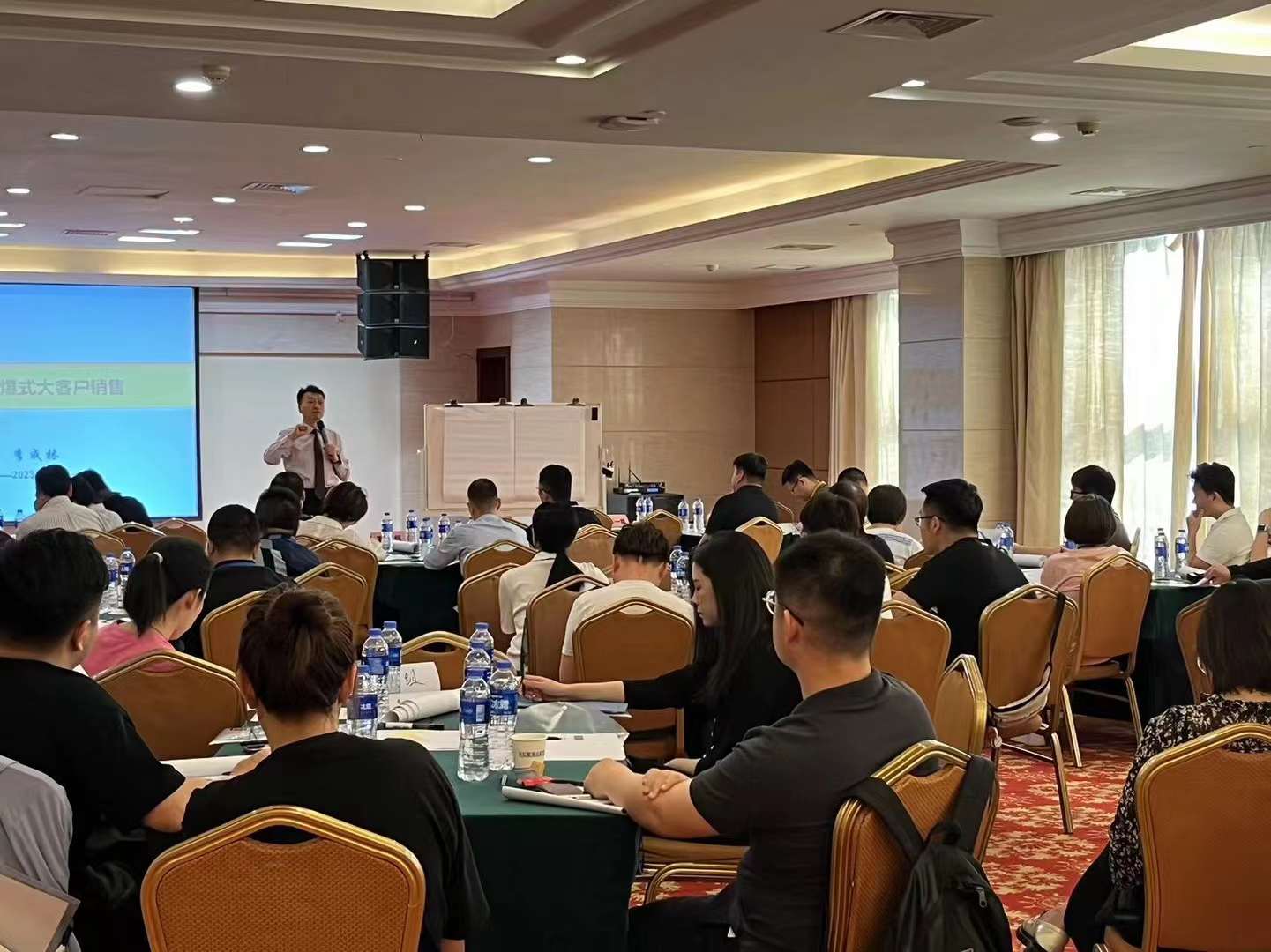 李成林给名家讲堂讲《定向引爆式大客户销售》