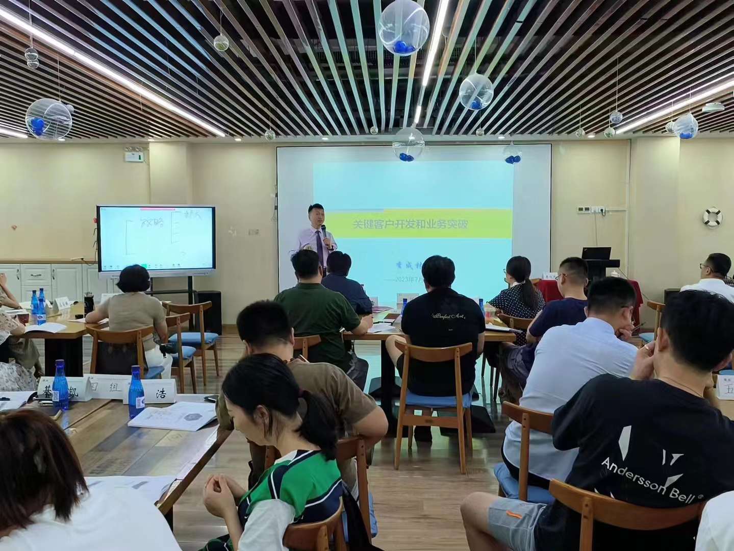 李成林在青岛企业家学院讲《关键客户销售》