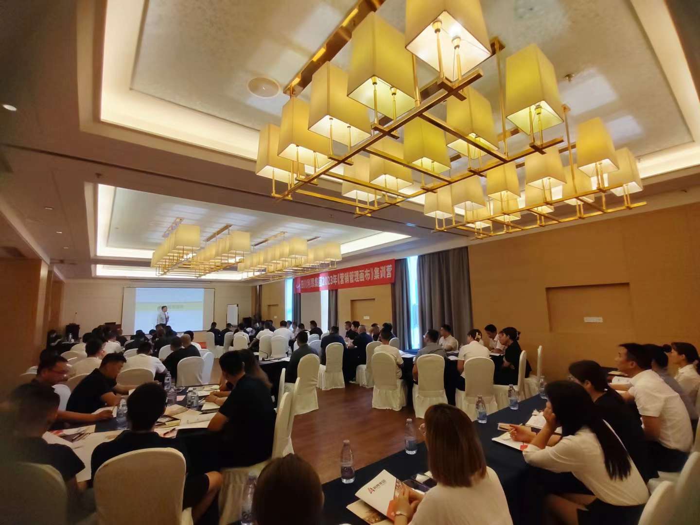 李成林给四川利昂投资集团讲《营销管理画布》